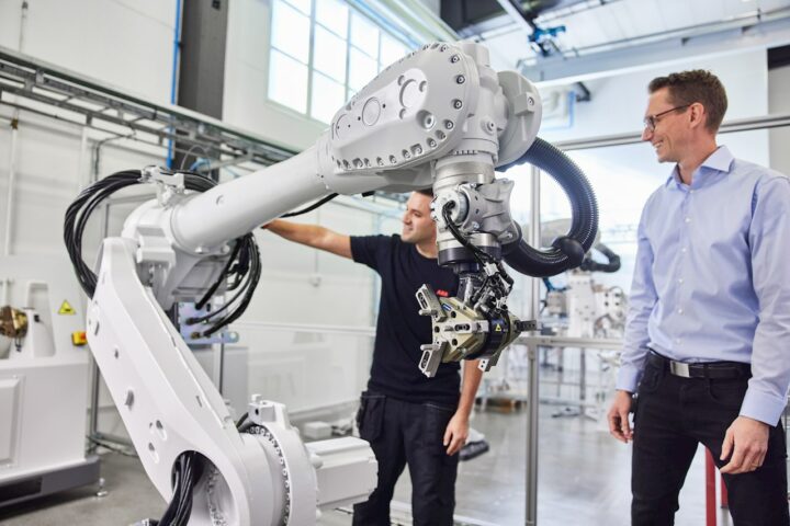 Des grands robots portant jusqu’à 180 kg, plus rapides et plus flexibles, pour vos process industriels
